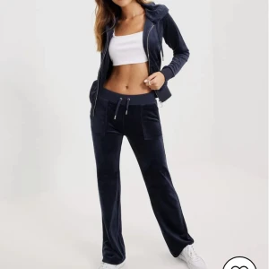 Juicy Couture  - En juciy set i väldigt bra skick har egna bilder fråga om du är intresserad:)  Färg: Night sky