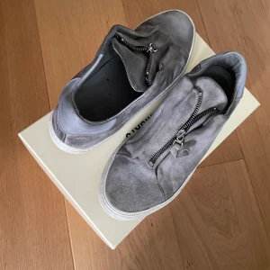 Arigato skor  - Säljer dessa arigato laceless. De rätt slitna med en del smuts som går att tvätta bort. Om du har frågor kom dm