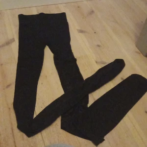 Strumpbyxor med mönster - De här tightsen är för små för mig och söker en ny ägare. Jag har storlek 34 på byxor och då kan jag tro att de här är storlek 30 eller 32 möjligen. Syns inte jättebra på bilden men det är leopardmönster på.