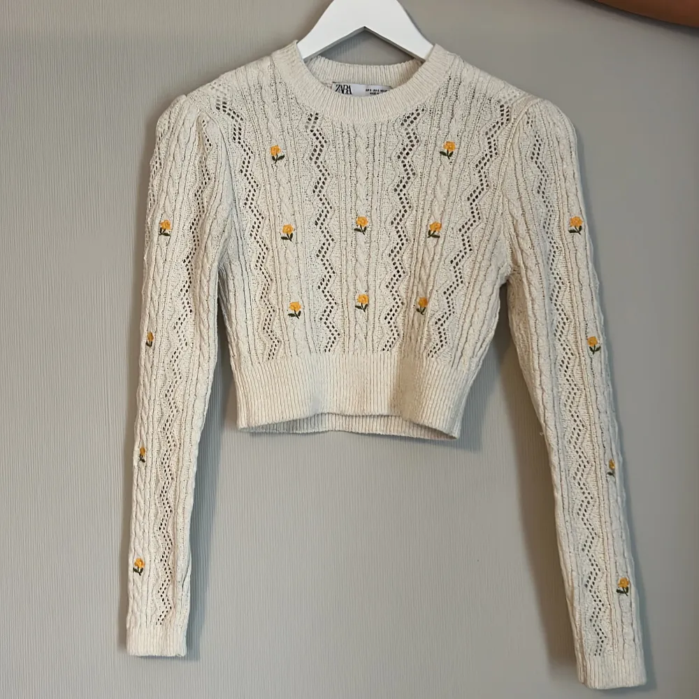 En väldigt fin kortare tröja med små gula blommor på från Zara.💓. Toppar.