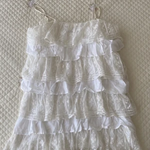 Volangklänning - Säljer nu min superfina volangklänning från zara!! Banden är justerbara. Köparen står för frakt<3 