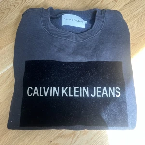 Sweatshirt ifrån Calvin Klein - Svart sweatshirt ifrån Calvin Klein. Använd men i bra skick! Storlek M. 350 kr!  Skicka privat för mer bilder. 