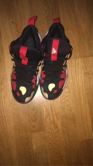 Basketskor James harden  - Harden Stepback 2 jag har använt de bara 2 gånger för att prova dem. De är bra för basket och är nästan oanvända.  Storlek 41,5 Vi kan prata om priset också