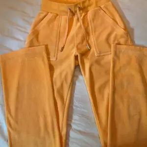 Oranga Juicy Couture byxor. Använda ca 15 gånger och är i använt skick,inga hål och alla knappar finns kvar,storlek XXS.Köpta från Nelly.Finns en bild på baksidan också när dem är på!