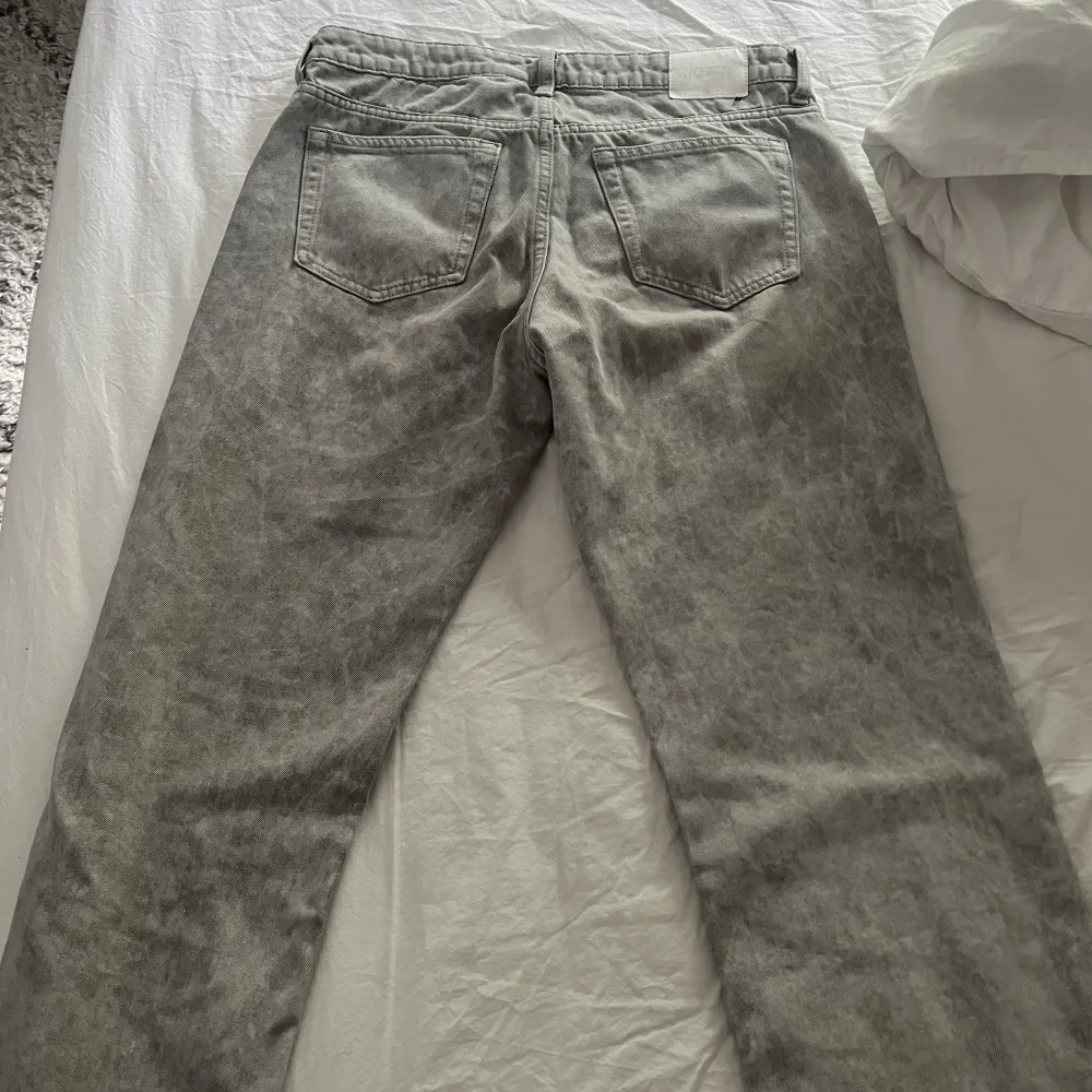 Jättesnygga low waist jeans från weekday som tyvärr inte kommer till användning längre. Nypris ca 500kr💕. Jeans & Byxor.