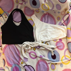 Topp - 2 toppar från shein  svarta 40 kr xs vita 40 kr M tillsammans 70 kr