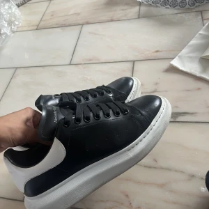 Alexander mqueen skor - Skick bedöm själv  Skulle behöva en tvätt sen ser dem nya ut!