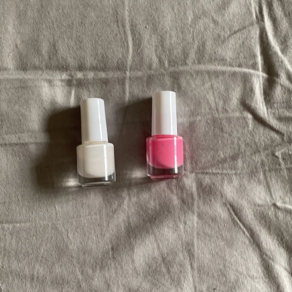 2 st nagellack, den vita är endast använd vid test och den rosa är aldrig använd. Säljer pågrund av att jag aldrig har användning för de. Köparen står för fraktkostnad, betalning sker via Swish, kom privat för frågor!💕. Övrigt.