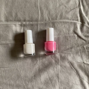 Nagellack  - 2 st nagellack, den vita är endast använd vid test och den rosa är aldrig använd. Säljer pågrund av att jag aldrig har användning för de. Köparen står för fraktkostnad, betalning sker via Swish, kom privat för frågor!💕