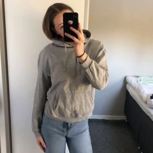 Hoodie  - En grå hoodie från Cubus i storlek S. Använd men fortfarande i fint skick🩵