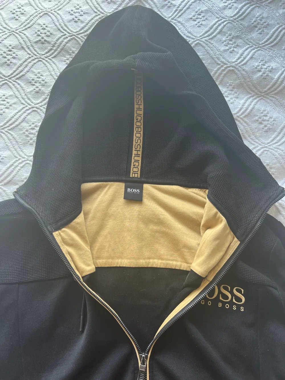 Skön Hugo Boss tröja för vardaglig användning eller för träning. Finns lite slitage vid armbågarna, skriv för fler bilder!!!. Hoodies.