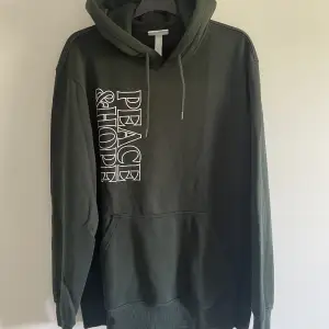 Mörkgrön hoodie från hm i storlek S. Mycket bra skick, knappt använd. Nypris 349 kr 