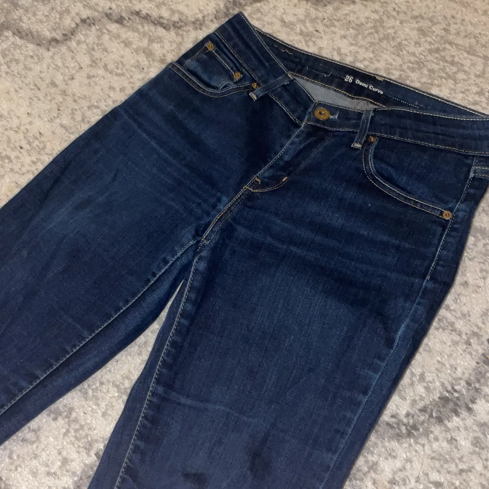 super fina straight Levi’s jeans i mörkblå färg, dessa är lågmidjadd me full length i super din stretchig hög kvalitet. köpte i second hand för 250 men säljer dessa för 150/100kr💞💞💕. Jeans & Byxor.