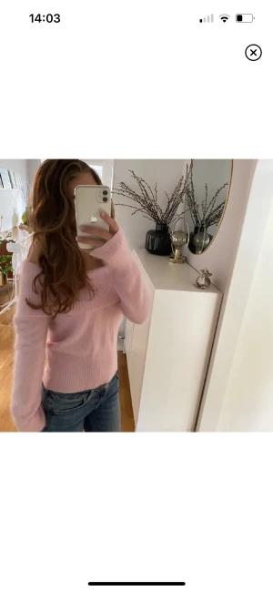 Rosa stickad off shoulder tröja - Säljer denna jättefina sköna stickad off shoulder tröjan då den tyvärr är lite förstor för mig. Den är köpt här på plick, märket är Jane Norman💕den är som i nyskick då den varken har varit använd av mig eller förra säljaren, hör av er om ni har frågor!💕