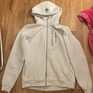 Sail racing🤍 - Vit sail racing kofta, en fläck på armen som inte går bort i tvätten🤍