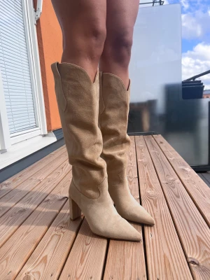 Cowboyboots  - Använda en gång, alltså nyskick! Äkta mocka. Nypris 1300kr.