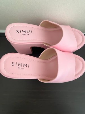 Platform heels  - Säljer dessa ursnygga och sköna playform heels i strl 39 då jag aldrig har fått de i användning. 
