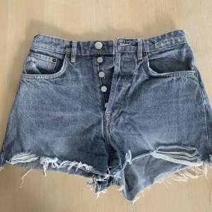 Jeansshorts ZARA - Superfina jeansshorts som knappt är använda då de är för små! Pris kan diskuteras💗