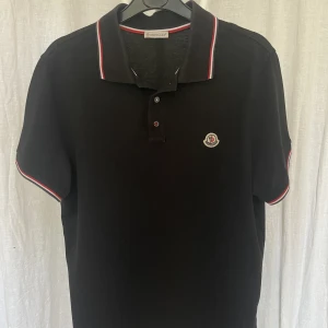 Monclerpiké - Säljer min monclerpiké för endast 800kr! Storleken är M (passar för S också) och kvalitén är 9/10. Kom dm vid frågor!