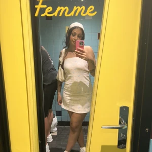 Djerf avenue  - Säljer min klänning och matchande hårband ifrån djerf avenue, dom är bara använda 3 gånger och är i jätte bra skick 