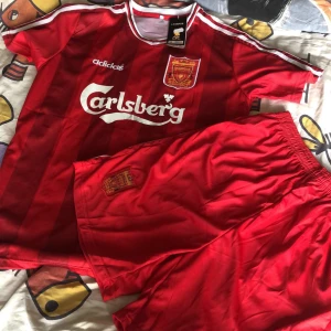 liverpool set  - liverpool set köpt i thailand☺️ helt ny och aldrig använt! kan diskutera pris