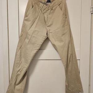 Ljusa byxor - Knappt använda byxor i strech material, passar både som snygg och active byxs