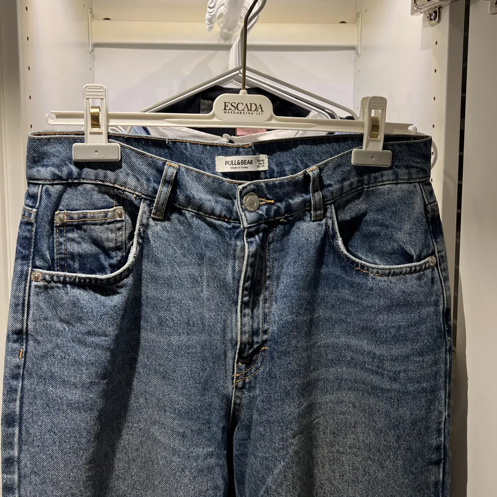 Jeans från Pull&Bear med slits i storlek 40. Skulle dock säga att de är lite små i storleken, kanske mer som en 38! De är i princip oanvända och nypris är 400💖 Kan både posta och mötas upp och kan även skicka fler bilder om det önskas!. Jeans & Byxor.