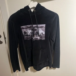 Limitato hoodie - Snygg svart limitato hoodie Nypris 4000, nu 1399