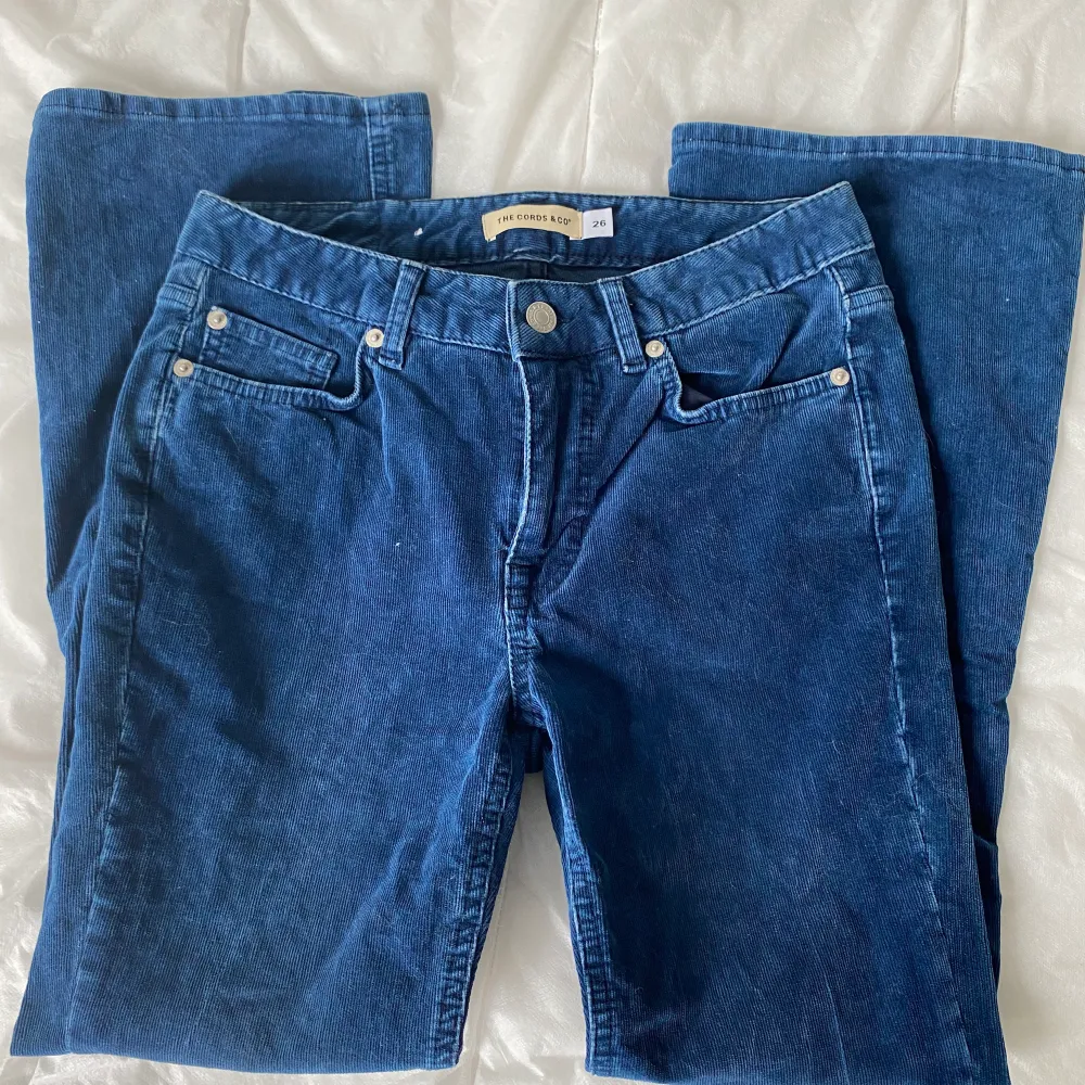 Jättefina bootcut Manchester byxor som endast används ett fåtal gånger. Storlek 26. Pris kan diskuteras vid snabb affär ☺️❤️. Jeans & Byxor.