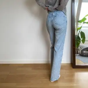 Ljusblå jeans från weekday i modellen Rowe 🌟Passar ca 36, jag är 167 cm Sparsamt använda, inga tydliga slitningar, nypris 500kr