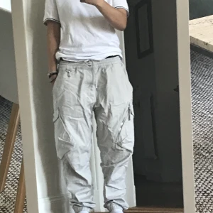 Cargo pants - Ett par cargo pants från pull & bear som inte används längre, lite småfläckar som ev går bort på baksidan av benen men annars i jättebra skick, pris kan diskuteras