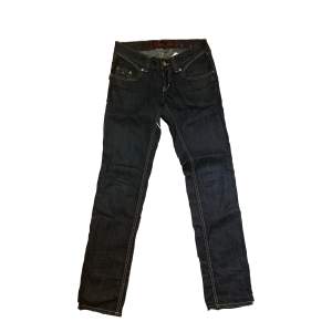 Snygga low waist jeans från Tommy Hilfiger! Köpta på secondhand, skit snygga fast nu för små för mig, Skriv till mig för fler bilder! 🫶🏽