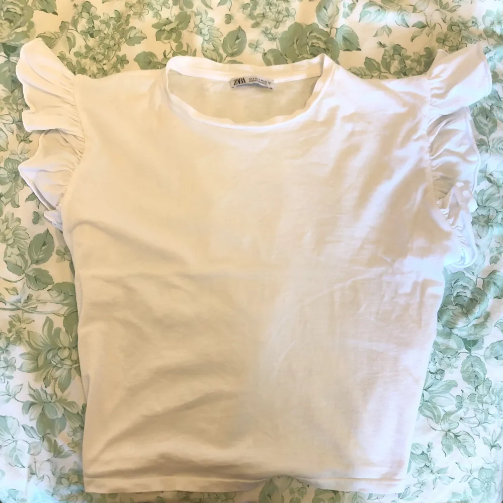Snygg vit voland tröja som bara passar inte min stil❤️S men passar större. T-shirts.