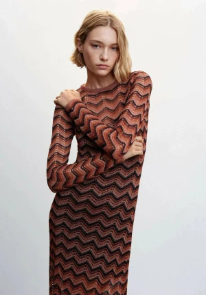 Maxiklänning - Fin tunt stickad maxiklänning från mango som jag inte får användning av. Använd en gång, skickas med tillhörande underklänning. Nypris är 1000 kr (: 