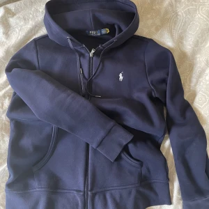 Polo Ralph Lauren hoodie - Säljer denna helt nya hoodien som är oanvänd, den är helt som ny och inga deffekter alls🫶🏽 Det är en modell för killar men tjejer kan absolut ha den också🫶🏽nypris 1000kr