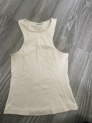 Snyggt sommar linne i beige - Ett så fint linne i storlek xs i  beiget som man kan styla lätt till. Köpt på Nellys hemsida för 159kr. Men säljer för 110kr. Använd 2 gånger och den är så bekväm men tyvär blivit för liten för mig.   