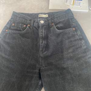 Nu säljer jag mina jeans från ginatricot i storleken 34. Jag köpte dom för ca ett halvår sedan och har bara hängt i garderoben. Köpte jeansen för 599kr och säljer dom för 150kr! Såklart kan man få fler bilder!