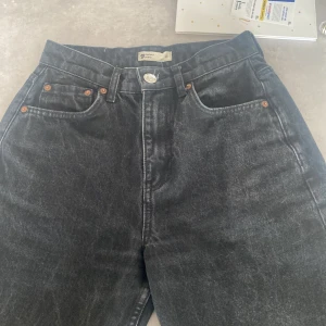 Snygga jeans! - Nu säljer jag mina jeans från ginatricot i storleken 34. Jag köpte dom för ca ett halvår sedan och har bara hängt i garderoben. Köpte jeansen för 599kr och säljer dom för 150kr! Såklart kan man få fler bilder!