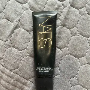 NARS velvet matte skin tint med SPF 30 solskyddsfaktor i färgen CUZCO Medium 1.5. Inköptes för 475 kr. Det finns kanske lite mindre än hälften kvar? För den som vill prova på formulan/färgen :)  Sökord: Bas foundation skin tint makeup make up smink bas