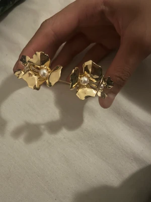 guld armband  - fint armband med blommor från guldfynd, helt nytt inga defekter! 