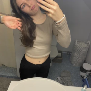 Tröja - tröjan är uppvikt på första bilden! beige snygg vanlig tröja, perfekt som basic plagg och att ha på sig när man ”inte har något att ha på sig”