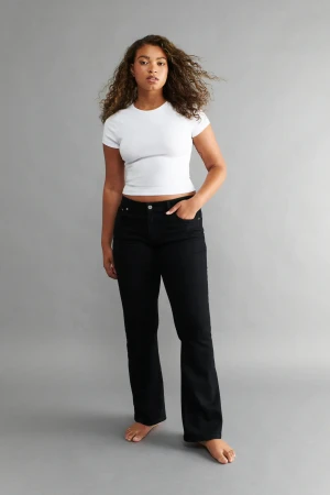 Low waist bootcut jeans ginatricot - Low waist bootcut jeans från ginatricot, storlek 36. Knappt använda pga dom är lite för små, nästiltill helt nya och inga slitningar. Hör av er för fler bilder eller intresse💞