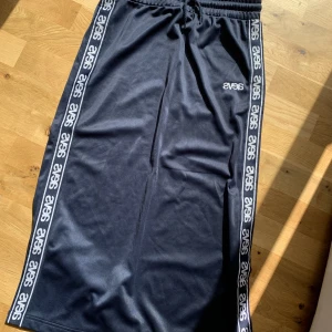 Långkjol  - Mörkblå långkjol med revär från Svea, strlk S men funkar också på XS. Kjolen har två mindre slitar på varsin sida. Det är liknande fleece material i kjolen, alltså en bra kjol till höst och vinter. Obs kjolen går inte hela vägen ner på mig som är 165 cm.