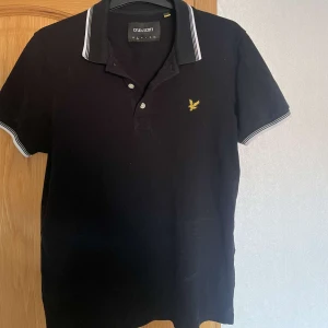 Pikétröja  - Säljer denna välbevarade piket tröja. Köptes för 599, säljer för 150