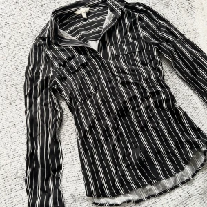 Skjorta topp h&m - Stilren oanvänd skjorta från hm i storlek 34. Passar XS/S och i väldigt skön tyg. Kan mötas upp/fraktas.  Sökord: H&M skjorta randig mysig basic vardaglig tröja topp dam skjorta shirt överdel 