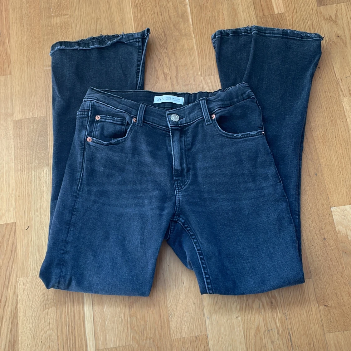 Mörkgrå jeans från Zara