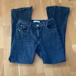 Mörkgrå jeans från Zara - Storlek: 164 13-14 år Gott använt skick!