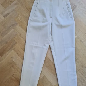 Kostymbyxor zara - Säljer dessa superfina kostymbyxor från Zara med hög midja. Nyskick!