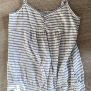 Linne  - Randigt linne, bra material och skönt💕💕