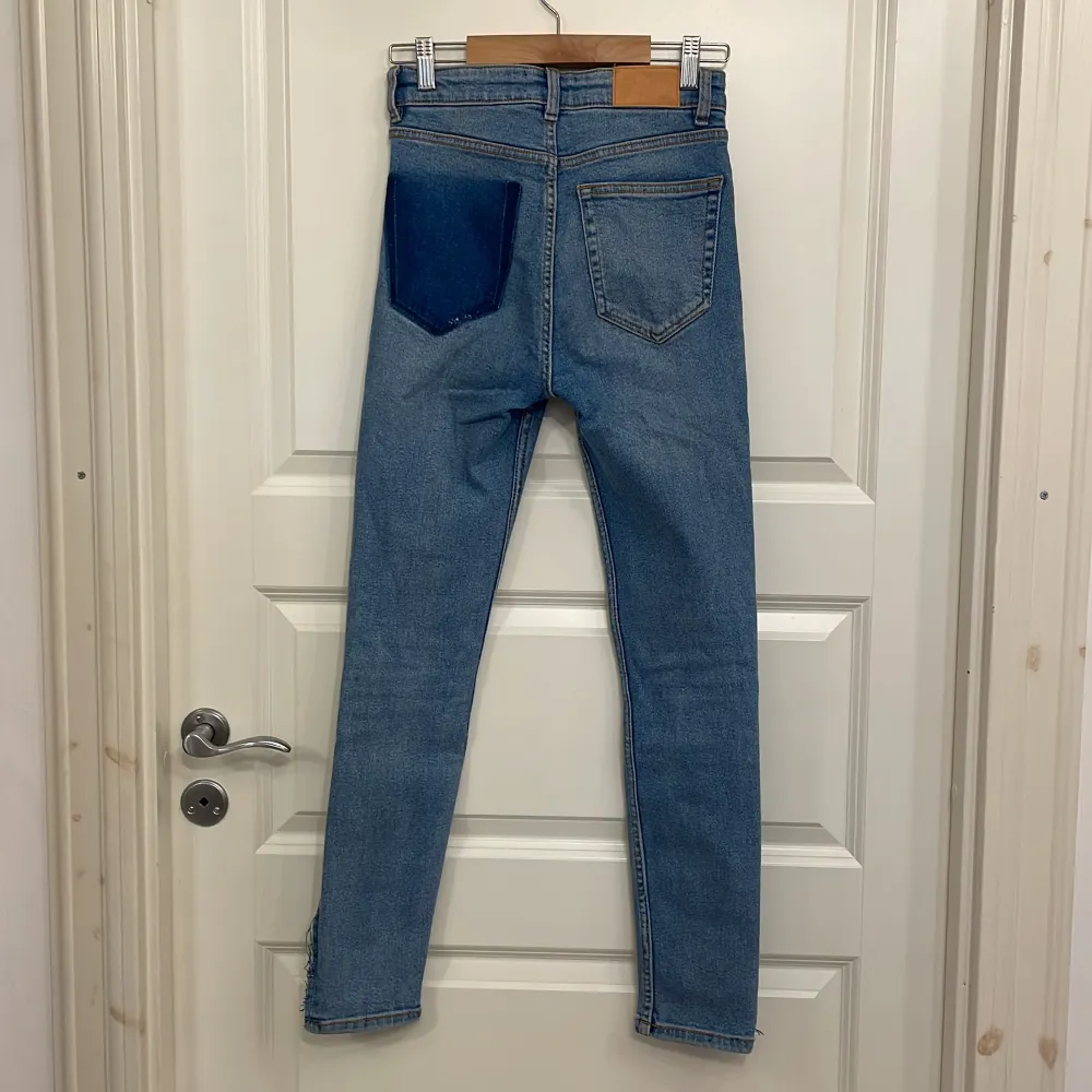 Säljer dessa lite skadade jeans då dom inte används längre. Ena bakfickan har lossnat så därför säljs dom billigt. Slits längst ner på benen. . Jeans & Byxor.